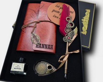 Set de caligrafía grabada: pluma de ave, diario de cuero vegano y posavasos