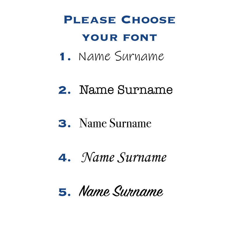 Pu&ograve; includere: Cinque stili di font diversi per un nome e cognome. Il testo recita: "PLEASE CHOOSE YOUR FONT 1. Name Surname 2. Name Surname 3. Name Surname 4. Name Surname 5. Name Surname"