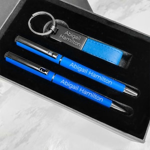 Personalisierter Kugelschreiber / Tintenroller und Schlüsselanhänger Geschenkset mit Geschenkbox / Geburtstagsgeschenkset / Jubiläumsgeschenkset