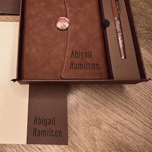 GEPERSONALISEERD veganistisch leer geschenkset van hoge kwaliteit dagboek en pen / aangepaste balpen met geschenkdoos met notitieboekje / geschenkdoos jubileum