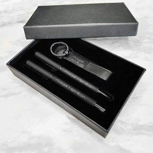 Aangepaste naampennen met doos Cadeauset - gegraveerde pennenset en sleutelhanger - Het perfecte gepersonaliseerde cadeau - Jubileumcadeau - Verjaardagscadeauset