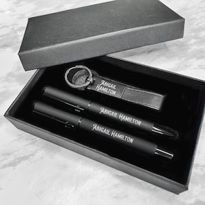 Gepersonaliseerde balpen + rollerbalpen + sleutelhanger + geschenkdoos, gegraveerd met je naam, verjaardag, jubileumcadeau, afstudeercadeau
