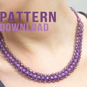 Puede incluir: Un collar de cuentas moradas y plateadas, con un diseño tejido y cuentas facetadas. El collar se muestra sobre un fondo neutro. La superposición de texto dice "PATTERN DOWNLOAD".
