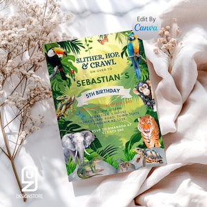 以下が含まれることがあります： 「Slither, Hop, & Crawl」と「セバスチャンの5歳の誕生日」のテキストが入ったジャングルをテーマにした誕生日招待状。オオハシやトラなど、ジャングルの動物のイラストがデザインされています。