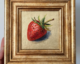Mini pintura al óleo de fresa con fondo dorado, arte de pared, decoración enmarcada pequeña, regalo para los amantes de las fresas. Pintura en miniatura.
