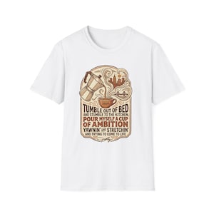 Pode incluir: Uma t-shirt branca de manga curta com um gráfico de uma cafeteira a verter para uma chávena com vapor, um horizonte urbano e o texto: TUMBLE OUT OF BED AND STUMBLE TO THE KITCHEN, POUR MYSELF A CUP OF AMBITION YAWNIN' AND STRETCHIN' AND TRYING TO COME TO LIFE.