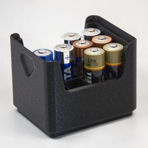 Puede incluir: Un letrero de madera rústica con el texto "Welcome to our home" en letras blancas. El letrero presenta un acabado envejecido y un diseño simple y acogedor, perfecto para un porche o entrada.