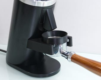 Portafiltro Delonghi DF54 de 51 mm (3 asas), con embudo opcional / Muele directamente en el portafiltro y disfruta de tu rutina de preparación de café.