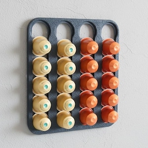 Koffiepadhouder voor 20 Nespresso Original capsules | Deze capsuledispenser is eenvoudig te monteren met het meegeleverde plakband