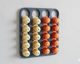 Kaffeepad Halter für 20 Nespresso Original Kapseln | Dieser Kapselspender ist mittels mitgeliefertem Klebeband einfach zu montieren