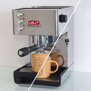 Puede incluir: Máquina de espresso de acero inoxidable con la marca "Lelit" y el texto "Pobudzacz Jelit". Una taza amarilla con el texto "First the coffee then the adventure" está debajo del surtidor. Hay otra taza marrón detrás.