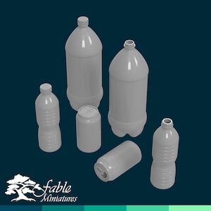 Könnte beinhalten: Ein Set aus sechs grauen Plastikflaschen und Dosen. Die Flaschen sind in verschiedenen Größen und Formen. Die Dosen sind zylindrisch und haben einen Öffnungsring.