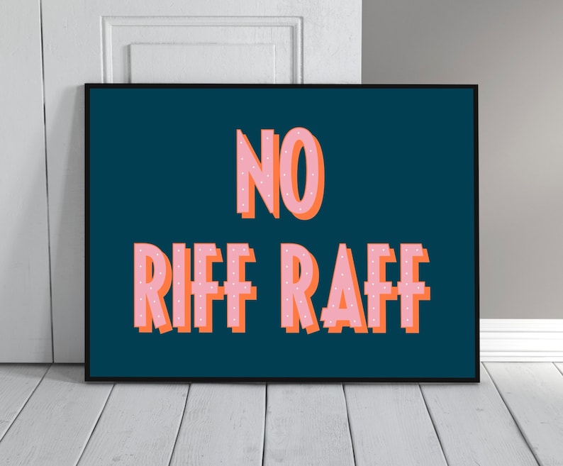 以下が含まれることがあります： 白い水玉模様の入ったピンクとオレンジの文字で「NO RIFF RAFF」と書かれた濃い青色のポスターです。