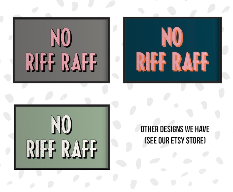 以下が含まれることがあります： 「NO RIFF RAFF」というテキストが異なる色とフォントで書かれた4つの額装されたプリント。プリントは、グレーのドット模様の白い背景に配置されています。