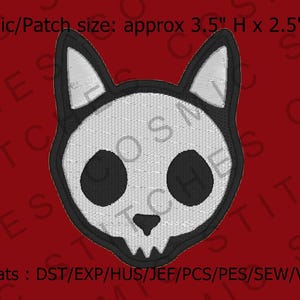 Op de afbeelding: Zwart-witte geborduurde patch van een katten schedel met een witte achtergrond en zwarte ogen, neus en mond. De patch is ongeveer 3,5 inch hoog en 2,5 inch breed.