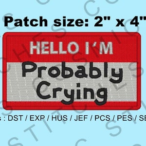 Könnte beinhalten: Roter und weißer gestickter Bügel-Patch mit dem Text "HELLO I'M Probably Crying" in Schwarz. Der Patch ist 5,1 cm x 10,2 cm groß.