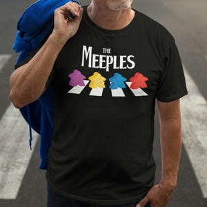Camiseta unisex divertida de The Meeples, regalo divertido para jugadores, camiseta de rol, 100% algodón, regalo de mesa, regalo para amantes de los juegos de cartas