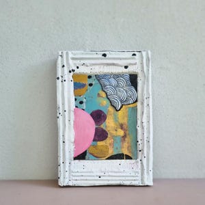 Marco de cartón reciclado con arte abstracto, decoración de pared ecológica hecha a mano, pintura original única, regalo sostenible para el hogar.