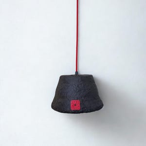 Lampada a sospensione in cartapesta fatta a mano, plafoniera ecologica, design organico unico, lampada da soffitto sostenibile, regalo moderno per la casa