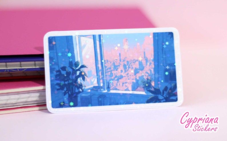 Puede incluir: Una pegatina que muestra una vista de la ciudad desde una ventana, con un esquema de color azul y rosa. La pegatina tiene un acabado hologr&aacute;fico con detalles de purpurina.