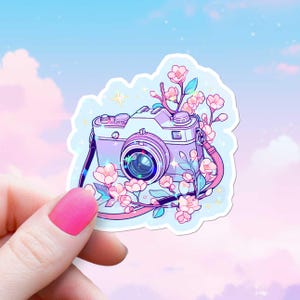 Appareil photo kawaii avec fleurs de cerisier, esthétique Cutecore Sakura, décalcomanie scintillante sur le thème du voyage, vinyle holographique imperméable