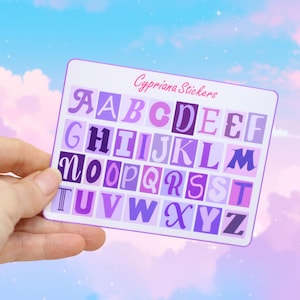 Pode incluir: Uma folha de autocolantes retangular com o alfabeto em vários tons de roxo. Cada letra tem uma fonte e uma cor diferentes, dispostas numa grelha. A folha de autocolantes tem o texto "Cypriana Stickers" no canto superior direito.