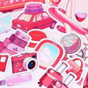 Könnte beinhalten: Eine Sammlung von rosa Aufklebern zum Thema Reisen. Die Aufkleber zeigen ein Auto mit Gepäck, eine Kamera, ein Flugzeug, einen Globus, Koffer und ein Fenster mit Blick auf den Himmel. Die Aufkleber sind im Cartoon-Stil gehalten.