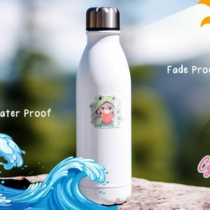 Pode incluir: Garrafa de &aacute;gua branca com um adesivo de uma menina de desenho animado vestindo uma fantasia de sapo. O adesivo &eacute; &agrave; prova d'&aacute;gua e resistente ao desbotamento. O texto "Water Proof" e "Fade Proof" &eacute; vis&iacute;vel na imagem. O texto "Cypriana Stickers" tamb&eacute;m &eacute; vis&iacute;vel na imagem.