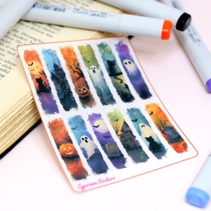 Może przedstawiać: Arkusz naklejek o tematyce Halloween z akwarelowymi ilustracjami nawiedzonych domów, duchów, dyni i czarnych kotów. Naklejki ułożone są w pionowe pociągnięcia pędzla w różnych kolorach. Widoczny jest tekst "Cyprians Stickers".