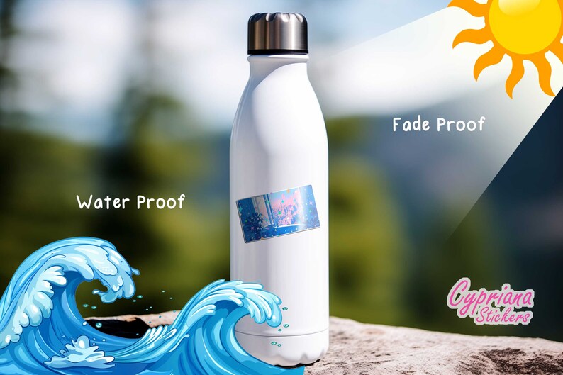 Puede incluir: Botella de agua blanca con una pegatina hologr&aacute;fica en el lateral. La pegatina tiene un dise&ntilde;o rosa y azul. La botella est&aacute; sobre una superficie de madera con una ola azul y un sol detr&aacute;s. El texto "Water Proof" est&aacute; a la izquierda y "Fade Proof" a la derecha. El texto "Cypriana Stickers" est&aacute; en rosa en la parte inferior derecha.