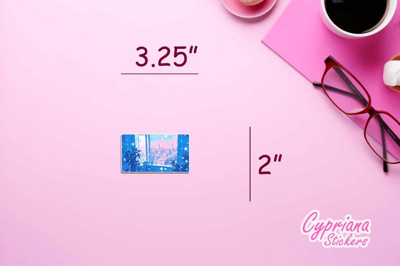 Puede incluir: Una pegatina de ciudad con un cielo azul y rosa y estrellas. La pegatina mide 3,25 pulgadas de ancho y 2 pulgadas de alto. La pegatina est&aacute; sobre un fondo rosa.
