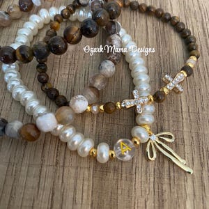 Pulseras apilables con inicial de ojo de tigre y lazo de perlas para la novia