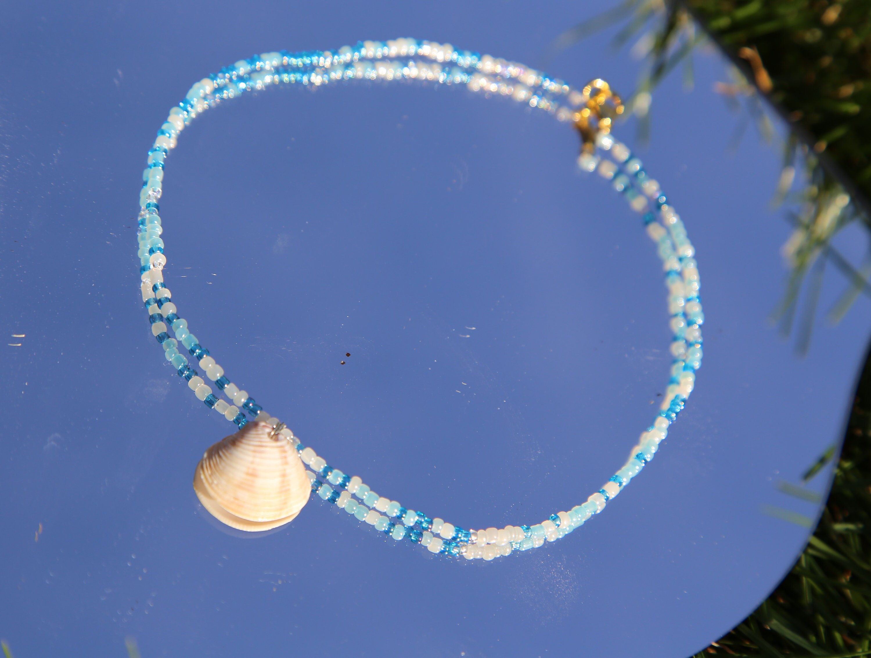 Collar de cuentas de semillas de día en la playa