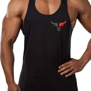 Könnte beinhalten: Schwarzes ärmelloses Tanktop mit einem roten und grauen Stierlogo auf der Vorderseite.