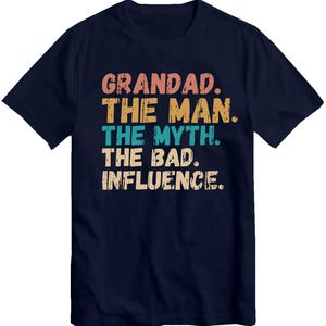 Könnte beinhalten: Marineblaues T-Shirt mit einem Vintage-Grafikdruck, der "Grandad. The Man. The Myth. The Bad Influence." lautet.
