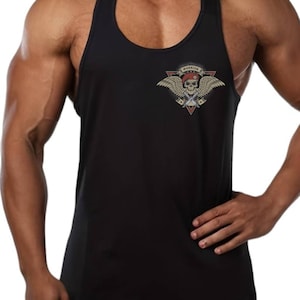 Op de afbeelding: Zwart tanktop zonder mouwen met een schedel en gekruiste botten afbeelding. De afbeelding toont een schedel met een rode baret en vleugels. De tekst "WARRIOR" staat boven de schedel.