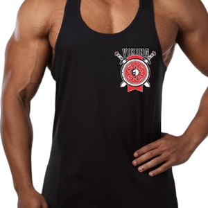 Op de afbeelding: Zwart tanktop zonder mouwen met een rode en witte afbeelding van gekruiste zwaarden en een schild met het woord "VIKING" erboven.