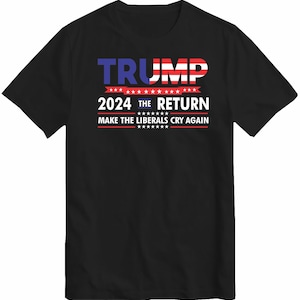 Puede incluir: Camiseta negra con un diseño de bandera estadounidense roja, blanca y azul. El texto "TRUMP 2024 THE RETURN MAKE THE LIBERALS CRY AGAIN" está impreso en la camiseta.