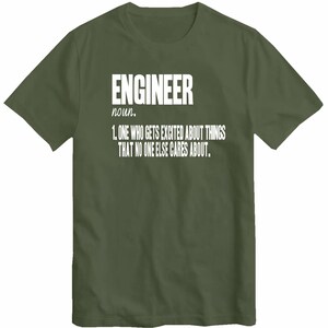 Może przedstawiać: Zielony T-shirt z białym tekstem, który brzmi "ENGINEER noun. 1. ONE WHO GETS EXCITED ABOUT THINGS THAT NO ONE ELSE CARES ABOUT."