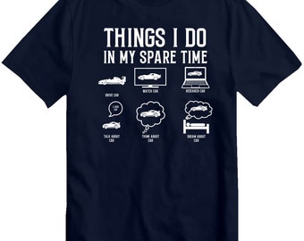 Könnte beinhalten: Ein marineblaues T-Shirt mit weißem Text, der "THINGS I DO IN MY SPARE TIME" lautet. Der Text ist von Illustrationen von Autos umgeben, darunter Fahren, Anschauen, Recherchieren, Reden über, Nachdenken über und Träumen von Autos.