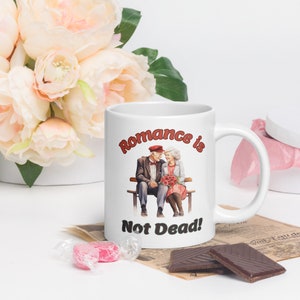 Romanze ist nicht tot ... Tasse, Valentinstag Geschenk, Valentinstag Geschenk für Sie / Ihn, Valentinstag Geschenk für Mädchen, Lustige Valentinstag, KOSTENLOSER Versand!