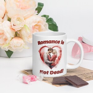 Romantik ist nicht tot ... Tasse, Valentinstag Geschenk, Valentinstag Geschenk für Sie / Ihn, Valentinstag Geschenk für Mädchen, lustiger Valentinstag, KOSTENFREIER Versand!