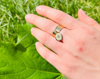 Bague ouverte ajustable doré à pendentif rond Rose des vents en acier inoxydable