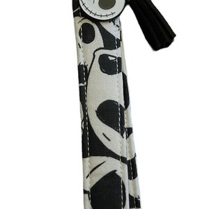 Skull wristlet keychain