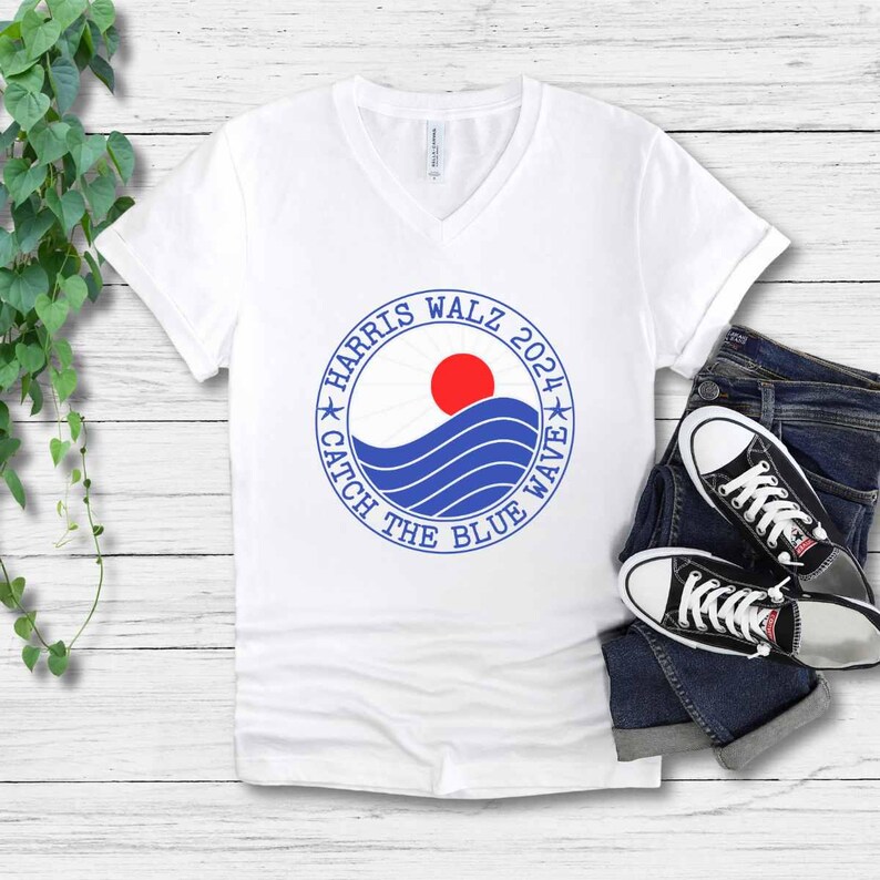 Camiseta de cuello en V Ride the Blue Wave de Kamala Harris Walz