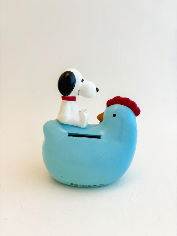 Vintage Peanuts Snoopy Sitting on a Blue Chicken/hen Coin