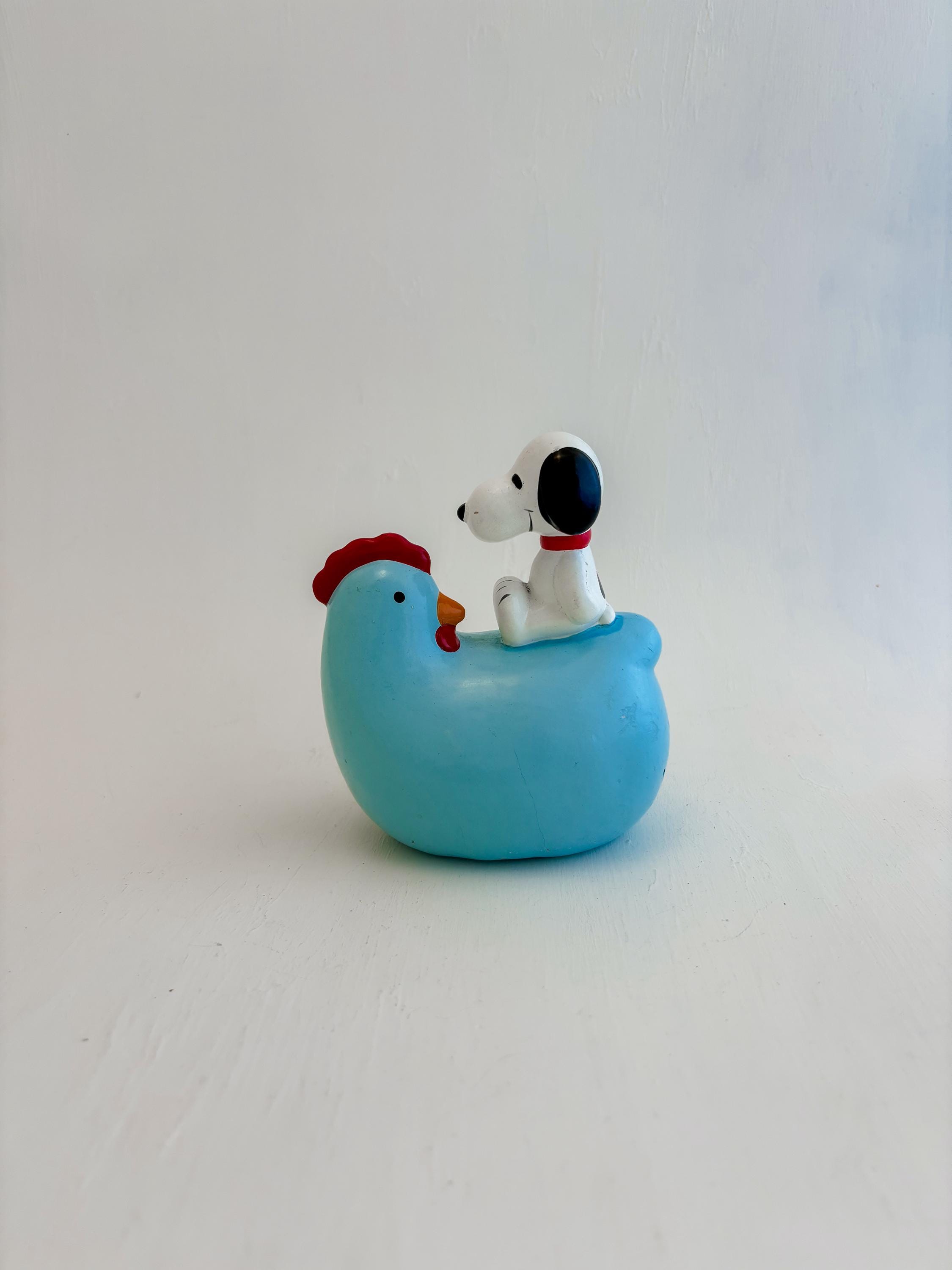 スヌーピーヴィンテージバンク Vintage Peanuts Snoopy Sitting on a Blue Chicken/hen Coin Bank - Etsy