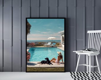 Quadro de luxo inspirado em Slim Aarons para parede à beira da piscina – Mulher relaxando com cachorro à beira-mar | Impressão glamourosa costeira | Vibrações vintage de verão