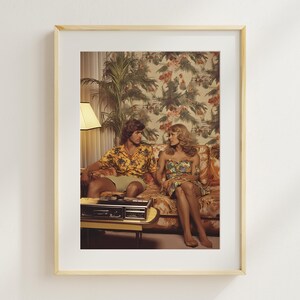 Arte mural retro de pareja: Escena de sofá floral de los años 70 con papel pintado estampado, arte imprimible digital vintage/Decoración vintage de lujo