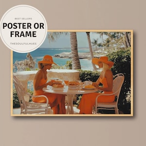 Könnte beinhalten: Gerahmter Druck mit zwei Frauen in orangefarbenen Kleidern und Hüten, die an einem Tisch im Freien speisen. Die Szene spielt an einem tropischen Strand mit Palmen und Meerblick. Der Text "POSTER OR FRAME" ist zu sehen. Vintage-Ästhetik.
